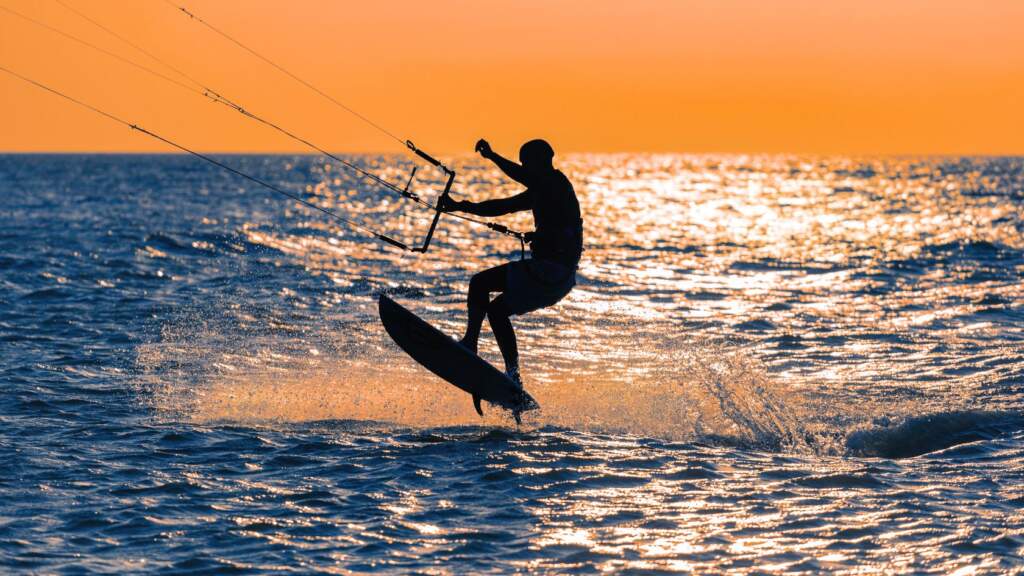 Obozy kitesurfingowe dla młodzieży 2026 – gdzie jechać i jak wyglądają najlepsze turnusy?